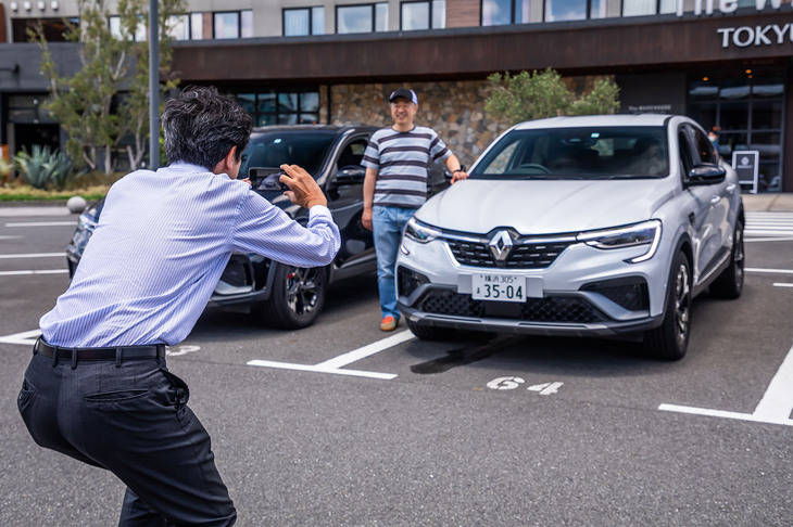 今回、報道関係者向け試乗イベントのなかでおこなわれた「プチ燃費チャレンジ」のスタートシーン。川崎のホテルを起点に、千葉・君津のチェックポイントまでの往復で燃費を競う。webCGチームは31.3km/リッターを記録し、参加した27チーム中3位の成績をおさめた。