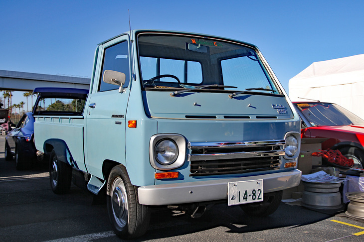 これも「メカニカル・キャブ」のスタンドから、1973年「ダットサン・キャブスター」。1968年に「キャブライト」の後継として登場した、トヨタの「トヨエース」の対抗馬となる小型キャブオーバートラック／ライトバン。