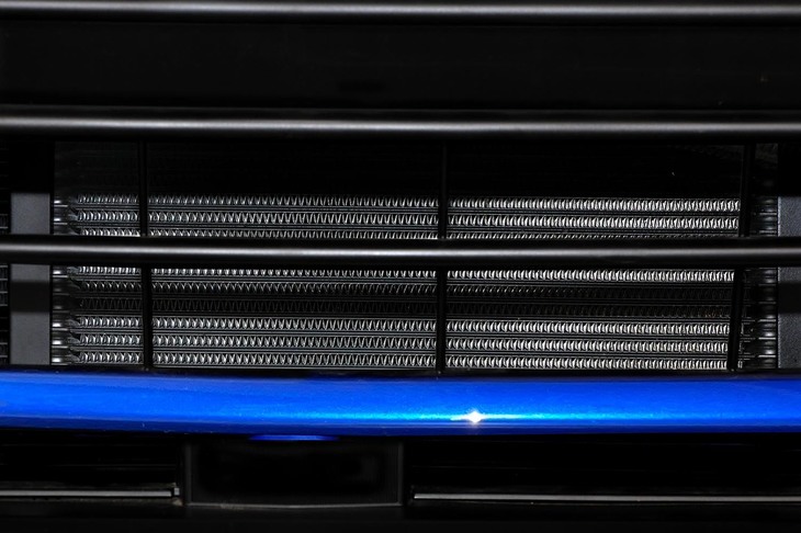 空冷式のエンジンオイルクーラー。