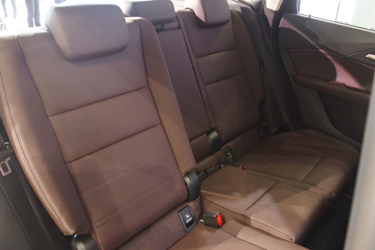 218iアクティブツアラー エクスクルーシブ（リアシート）