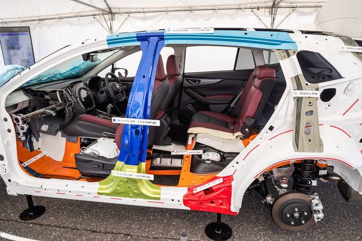 新型「レヴォーグ」のボディー構造を示すカットモデル。1200MPa級の高張力鋼板や1500MPa級と500MPa級のホットスタンプ材などを適材適所で使い分けている。