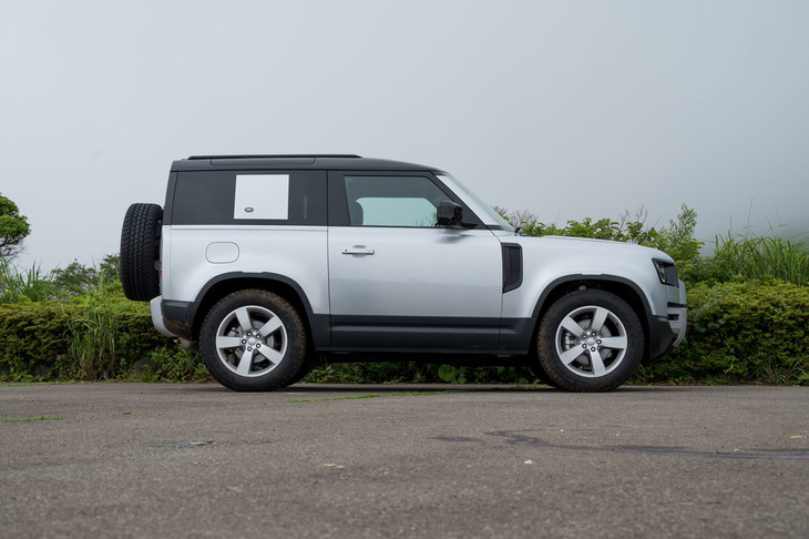 2021年春にデリバリーが開始された3ドア・ショートホイールベースの「90」。7種類のグレードのうち、今回は充実した装備が特徴の「HSE」に試乗した。