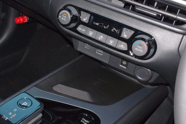 日産ノート（非接触式充電トレー）