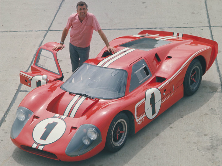 1967年のルマンを制した「フォードGT40マーク4」と、キャロル・シェルビー。ワークス体制での参戦は同年が最後となったが、その後もルマンでは、プライベーターの手に渡った「GT40」が活躍し続けた。