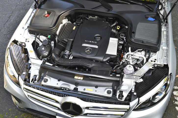 パワーユニットは、「GLC250 4MATIC」と同じ2リッター直4ガソリンターボ（211ps）にモーター（116ps）を組み合わせたもの。システム全体で320psと560Nm（57.1kgm）を生み出す。