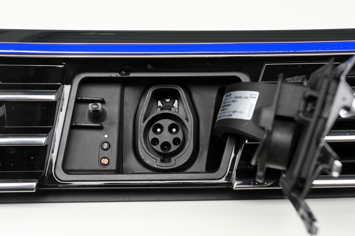 フロントグリルに設けられた充電ポート。満充電に要する時間は約4時間。急速充電には対応していない。