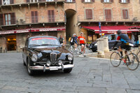 突如サイレンを響かせながら「アルファ・ロメオ1900」が襲来。