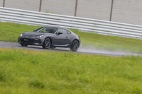 新型「BRZ」（写真）では、クルマが水平にコーナリングするようなナチュラルな身のこなしが追求されている。一方「GR 86」では、ダイレクト感やレスポンスのよさが重視されている。