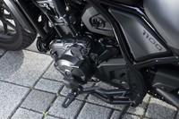 「レブル1100 DCT」に変速用のシフトペダルは存在しない。左側ステップのまわりはスッキリとしている。