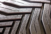 ブロックのエッジ部分には面取り加工が施されており、中央部に見られる細い切れ込み「LEVサイプ」と合わせてブロック自体の倒れ込みを抑制。ドライ路面での接地面を最大化させる。