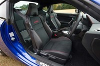 背もたれに「BRZ」のロゴがあしらわれたアルカンターラと本革のコンビネーションシート。前席にはシートヒーターが備わる。