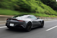 フロントの低い位置に搭載されたエンジンに、リアに変速機を置くトランスアクスルレイアウトなど、「ヴァンテージ」はFR車としての理想を突き詰めたパッケージが特徴のスポーツカーだった。