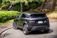 都会的な雰囲気のエクステリアデザインながら、初代モデルよりも100mm増となる600mmの渡河深度を誇るなど悪路走破性の高さもセリングポイントだ。