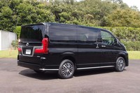 
	全長は5300mm。「アルファード」や「ヴェルファイア」と比べた場合、前後長は35cm以上長い。
	