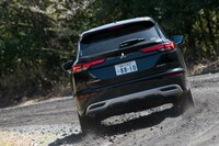 砂利道を「グラベル」モードで走ってテールスライドを試みる。「ノーマル」モードよりもスタビリティーコントロールがスリップを許容するようになるため、楽しんで走れる。