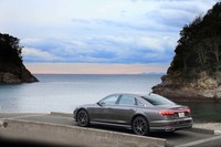 スマートなたたずまいを見せながらも、厳しい走行環境をものともしない先進技術が満載された「A8」。まさに、現代における至高のサルーンである。