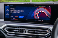 走行プログラムを選択・設定できる「Mモード」には、車線逸脱警告やブレーキアシストなど、すべてのドライバーアシスタンスシステムが無効になるサーキット走行に特化した「TRACK」モードが用意されている。