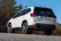 「STI Sport」のボディーカラーは白や黒などの無彩色のみ。バンパーガードやサイドクラッディングなどがいずれも黒で統一されていることから、一目でそれとわかる。（写真：向後一宏）