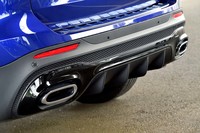 リアエンドは、2本出しのエキゾーストパイプとディフューザーが特徴。バンパーの下方につま先をかざすだけでテールゲートが開閉できる「フットトランクオープナー」も備わる。