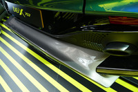 リアバンパーは専用設計。ボディーから飛び出した特徴的な形状となっている。