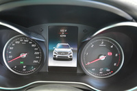 シンプルなデザインの2眼式メーター。中央にはマルチファンクションディスプレイが備わる。