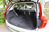 7人乗車時でも豊かな荷室は、写真のように3列目シートをたためば、さらに広々としたスペースへと変わる。シートの格納・復元スイッチは荷室の右側側面に備わる。