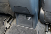 「プリウス」（写真）にはおなじみのAC100V・1500Wのコンセントが備わるのに対し、「シビック」が12Vのアクセサリーソケットのみなのはなぜだろうか