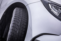 両側に互いに支えあう大型のブロックを配置。雪道だけでなく乾燥路面においても、コーナリング時にブロックが倒れ込まず、路面に密着する効果が発揮される。