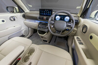 インテリアはこんな感じ。助手席のシートバックは可倒式で、長尺物も積めるようにするなど、実用性も抜かりなし。