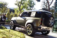 代官山 T-SITEには、ラグビーワールドカップで大役を果たしたコンセプトモデルの方も展示。道行く人が“写メ”を撮りまくっていた。