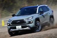 久々に日本市場にカムバックした「トヨタRAV4」。オフロード走破性を磨いた新型は、タフなイメージが前面に打ち出されている。
