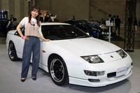 日産の社員でもある丹呉いづみさんと、彼女のマイカーの「フェアレディZ Version S」。