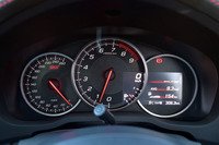 メーターは3眼式。タコメーター（中央）のレッドゾーンは7400rpmから。