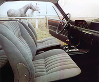 「BMW 2800CS」のコックピット。シートはモケットが標準で本革はオプション。トランスミッションは4段MTが標準で、3段ATも用意された。