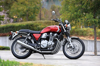 リッターオーバーの大型バイクでありながら、気軽に走りに行きたくなるキャラクターも「CB1100」の魅力。車重は255kgと重いが、重心位置を低めることで引き起こしのしやすさや支えやすさを追求していた。