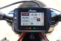 
	「FTR 1200 S」には、タッチスクリーン式の4.3インチモニター兼コントローラーや、3種類の走行モードからなるライディングモードセレクター、車体の傾きも検知する6軸モニター採用のトラクションコントロールなどが備わる。
	