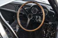 本物からスキャンされたインパネ、ウッドステアリングなど辛うじて雰囲気が残っているコックピット。ドライビングポジションもオリジナルに近いが、全体にFIA公認の強固なロールケージが張り巡らされているので乗り降りはつらい。