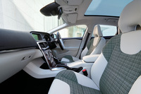 シートカラーには「シティウィーブ」を採用。パノラマガラスルーフも標準で備わる。