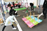 「縁日コーナー」では、子供向けに投げ縄やスリッパ飛ばしなどのゲームが用意されていた。子供と一緒に参加しても楽しめるよう、配慮されているのだ。