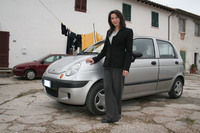 ホテル勤務のレティーツィアは、免許取得と出産を機に「大宇マティス」を購入した。2006年に撮影。