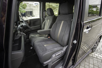 試乗した「カスタムG・L Honda SENSING」はフロントベンチシート仕様。シートのセンターに引かれたラインには、革ひもを編みこんだような模様が細かく刺しゅうされている。