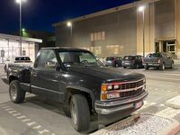 このように懐かしいモデルも発見。1988年から99年まで生産された「シボレーC／K」である。右奥には「フォード・レンジャー」がたたずんでいる。2020年10月シエナ郊外で撮影。