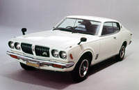 1973年「ダットサン・ブルーバードUハードトップ2000GT-X」。SUツインキャブ仕様の2リッター直6 SOHCユニットを積んだ、いわば“スカG”のブルーバード版。