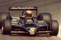 マリオ・アンドレッティのドライブする「ロータス79」。平たいサイドポットの底部は“逆”ウイング形状をしており、その下に流れ込んだ空気が路面との間で強力な負圧を生むことで、車体を地面に押し付ける仕組みだった。（写真：Newspress）