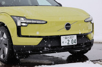 最新世代のボルボ車とひと目でわかる「トールハンマー」型ヘッドランプや、BEVらしさを表現するグリルレスデザインが目を引く「EX30」のフロントフェイス。ヘッドランプには、周囲の車両を検知しハイビームからロービームに自動で切り替える「アクティブハイビーム」が組み込まれている。