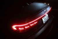 リアは、横一文字のテールランプが目を引く。車体の外側に向かって光源が流れるように光る「ダイナミックターンインジケーター」も備わる。