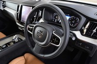 ステアリングホイールのスポーク部には、運転支援システムやオーディオ等の操作スイッチが並ぶ。