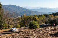 2024年11月21日～24日に開催された「FORUM8 ラリージャパン」。一般車両がSSのコースに進入したり（2022年）、観客を退避させるゼロカーがステージ内で停車したり（2023年）と、2年連続で重大トラブルが発生していたラリージャパンが、2024年もコースへの一般車両の侵入を許すというトラブルが発生。主催者は15万ユーロ（約2400万円）の罰金を科せられることになった。