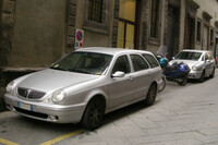 「ランチア・リブラ ステーションワゴン」の2台並び。2008年シエナで筆者撮影。