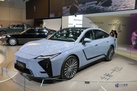 ショーで発表された「レクサスES」。BEV前提のプラットフォームだからか、妙に全高が高く見える。